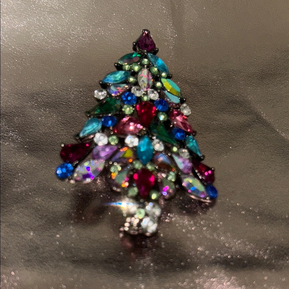 AVON Vintage 2006 3 Annual Crystal Christmas Tree Brooch #J1007